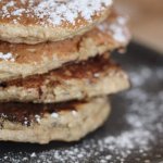 Pancakes de flocons d'avoine sur une assiette noire