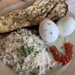 Assiette équilibrée montrant l'aubergine au four accompagnée d'oeufs et de riz