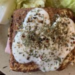 Vue du dessus avec accompagnement salade